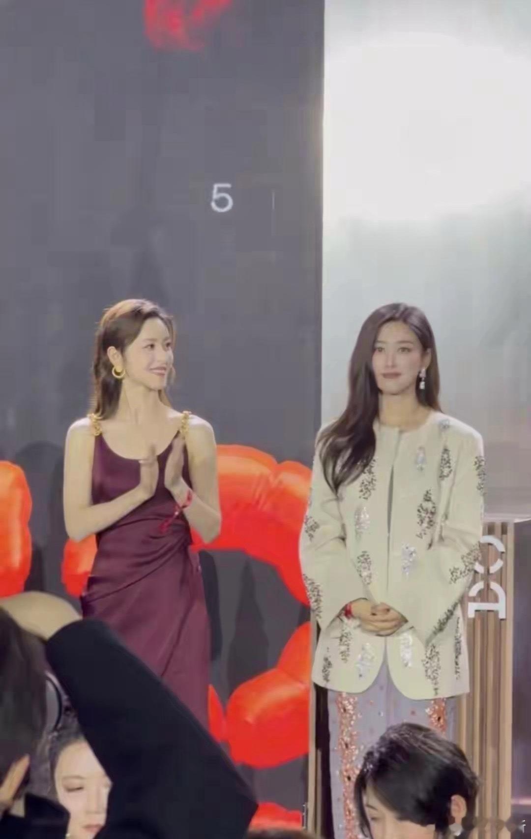 31岁章泽天穿酒红色长裙亮相活动，竟把风情万种的朱珠比下去了！原来资本在她面前也