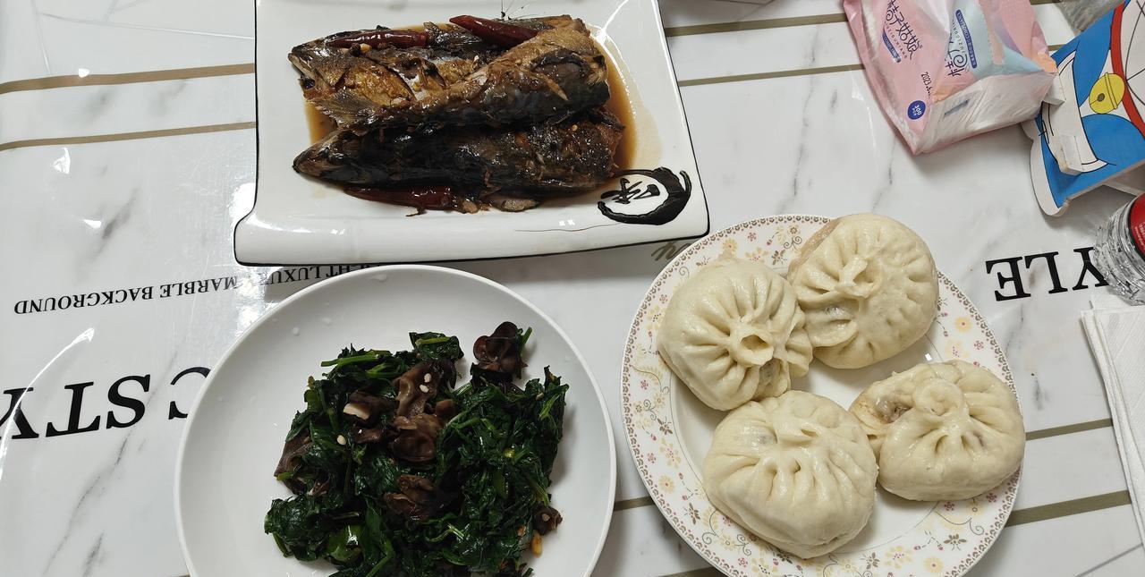 这是一个70岁独身老头的早餐，现在剩下的就是每天早餐吃什么了，因为这些年只能吃两