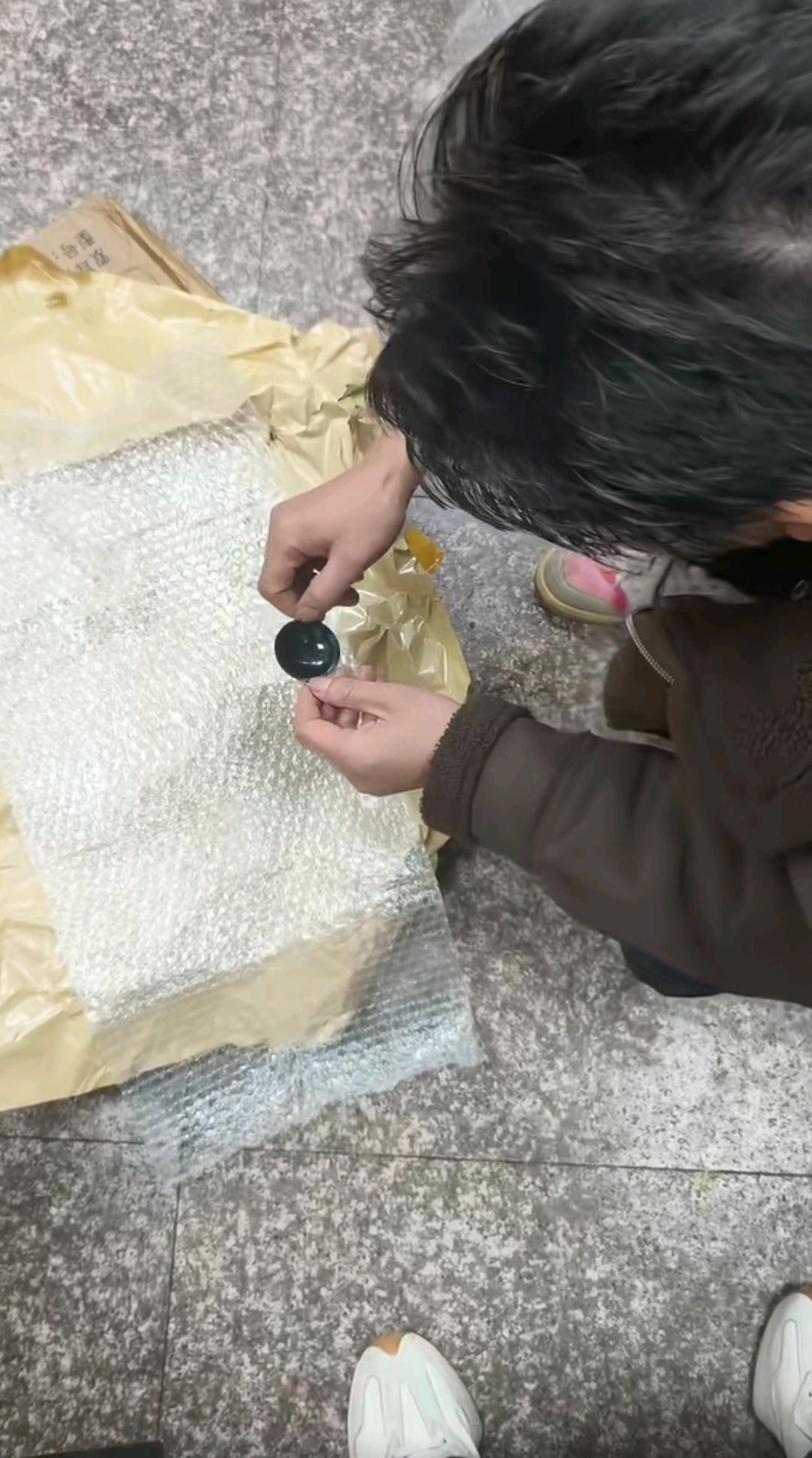 8块8买了一个锅，结果锅的尺寸只有两个手指大！网友在网上图便宜花8.8块买了锅