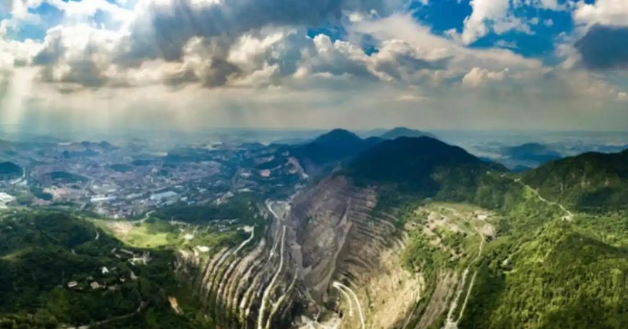 中国有色矿业集团斥资15亿美金收购一处在非洲无人问津的铜矿山。这座矿山，便是