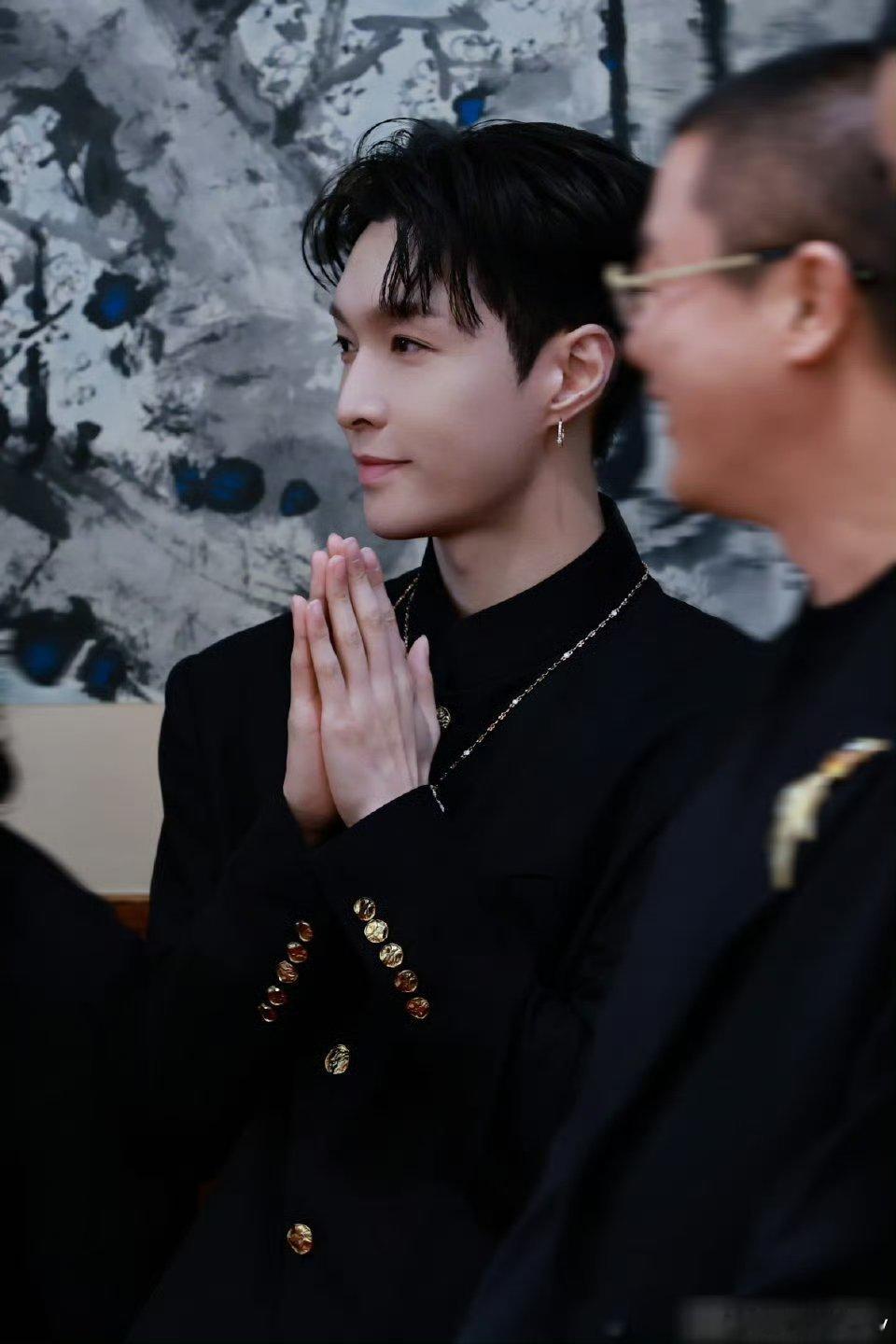 张艺兴你影响我睡眠时间了，大半夜还在关注你直播