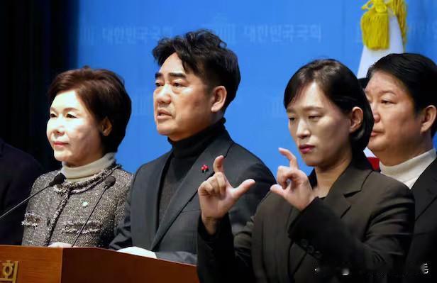 2月19日韩国国民力量党少壮派议员团体“替代与未来”24名议员，在尹锡悦被判无期