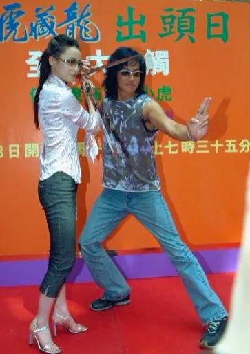 2001年5月，何润东蒋勤勤到香港宣传电视剧《卧虎藏龙》，该剧当时在亚视本港台播