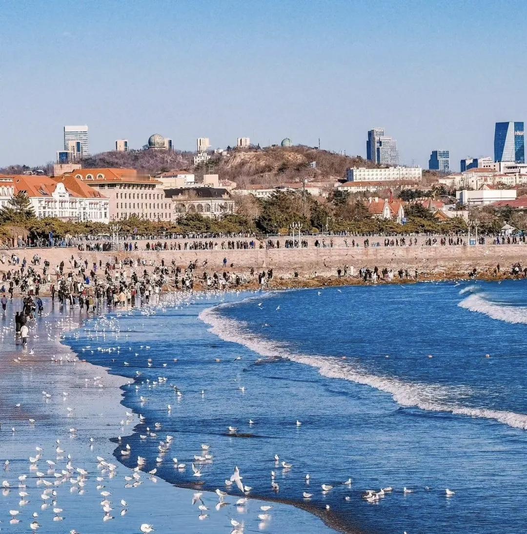 为啥好多人来青岛偏爱栈桥呢?栈桥是青岛最知名的景点，甚至说没有之一。外地人来青