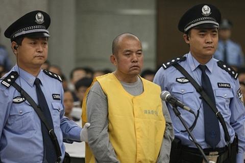 河北邯郸法庭，罪犯王书金当庭站起来质问法官，说：我明明杀了4个女人，为什么你们却