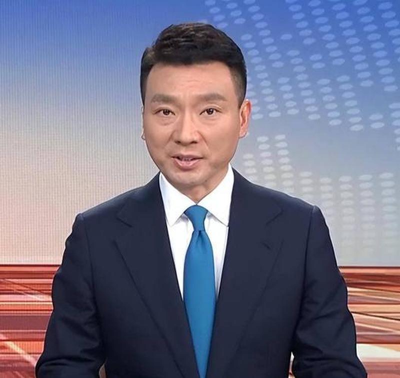 母亲去世那天，康辉正在首都机场冲向登机口。手机里姐姐的声音传来："妈走了。"