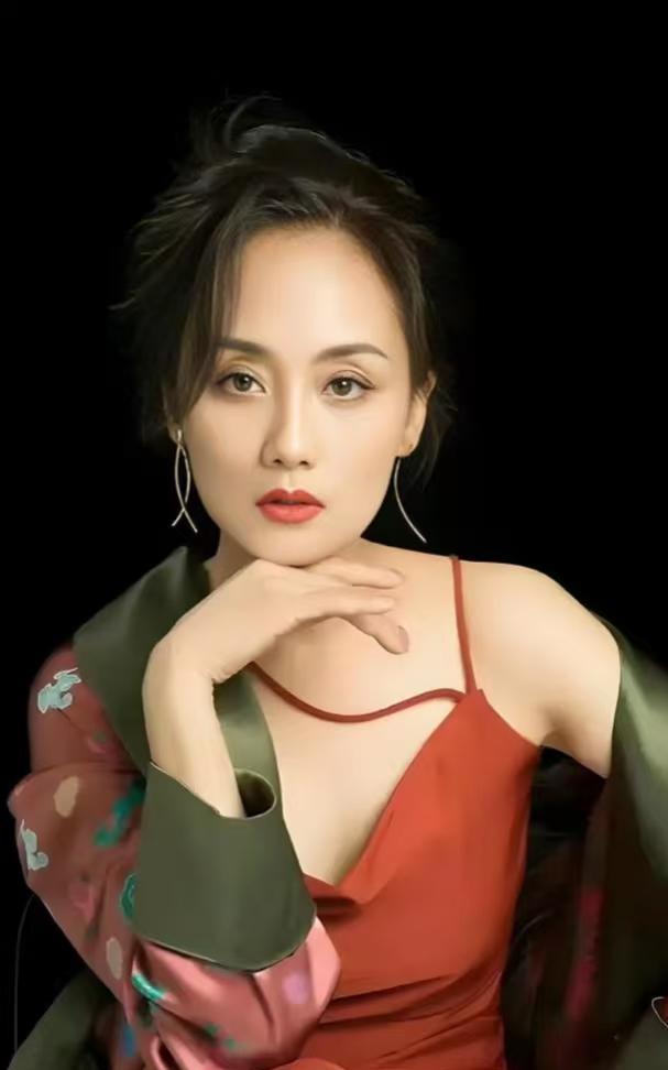 李颖，1968年4月15日出生于上海。1992年以模特身份出道，同年出演《三毛