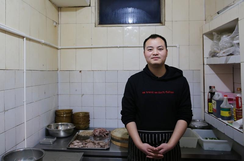 我们厂有位肖师傅，他在工会俱乐部负责收电影票。八十年代，电影院秩序相当混乱，老肖