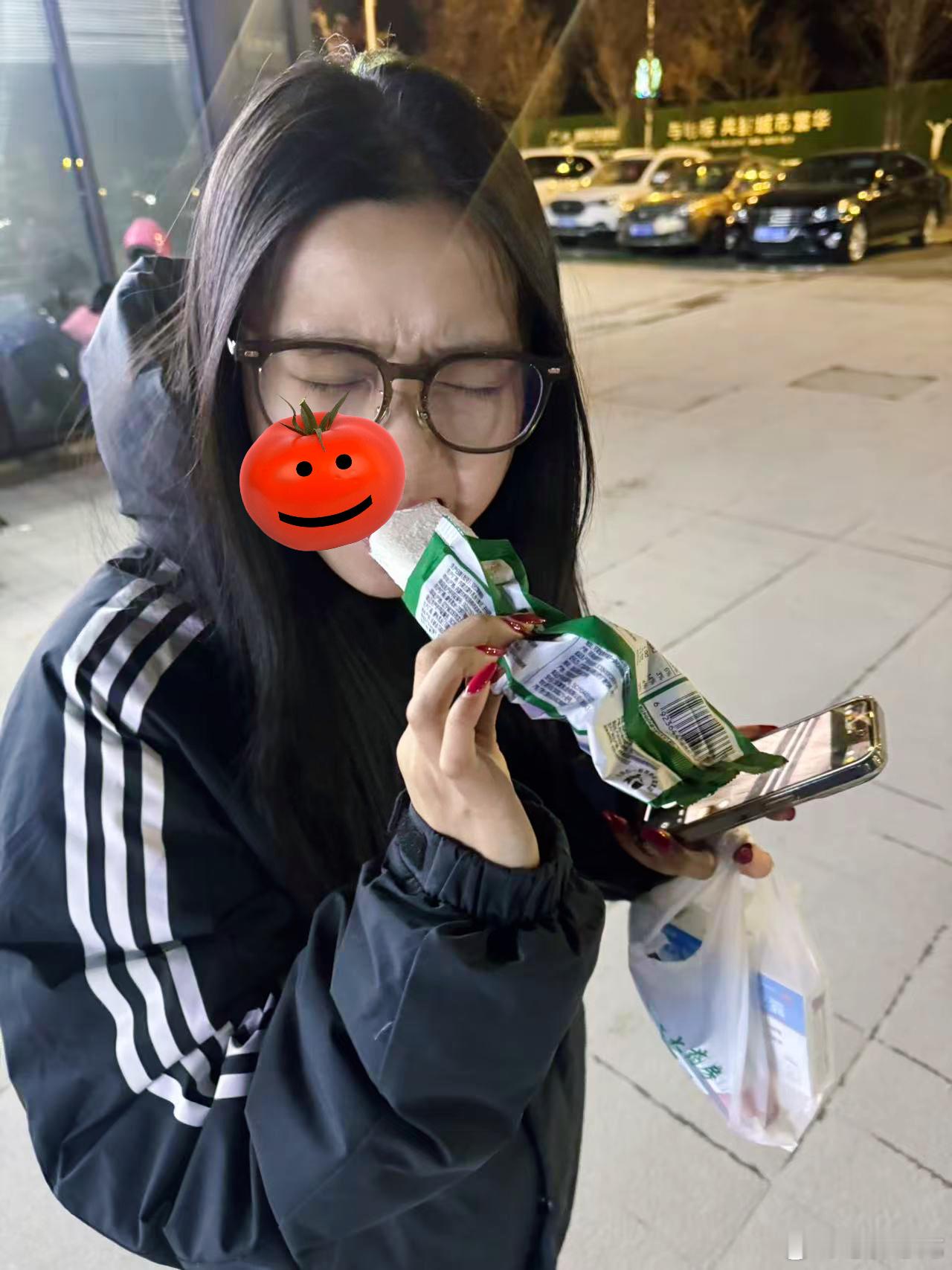 手上刚买的感冒药呢