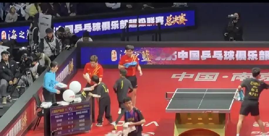 梁靖崑儿子捡球，全场尖叫儿子蹲下去捡球，镜头扫到那张小脸，观众席瞬间炸了。