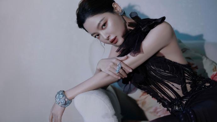 紫色镂空长裙、冷艳优雅——辛芷蕾这是她工作室分享的一组辛芷蕾美图。照片中辛芷蕾妆