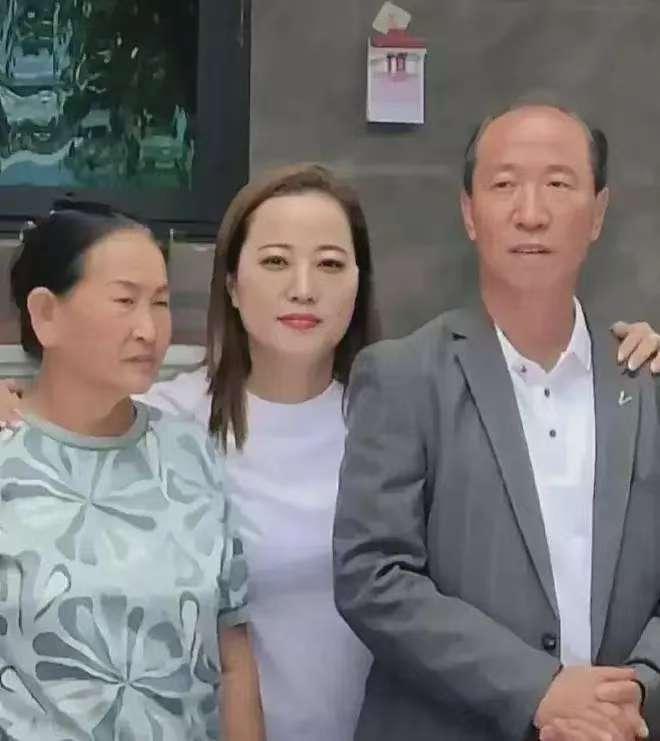 明菊兰与父母的合照，站在她旁边的就是她的母亲，明学昌的夫人。这老太太只能庆幸自