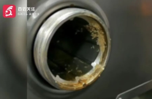 太恶心了！”浙江余姚，家长在学校陪餐时，发现食堂绞肉机内有大量蛆虫，而且都是活的