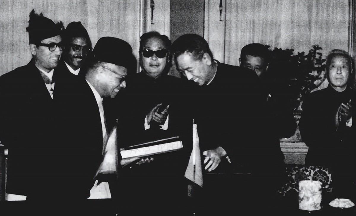 58年耿飚向陈毅提出一请求，惹陈毅大发脾气，周总理：希望你留下“陈老总，我想换