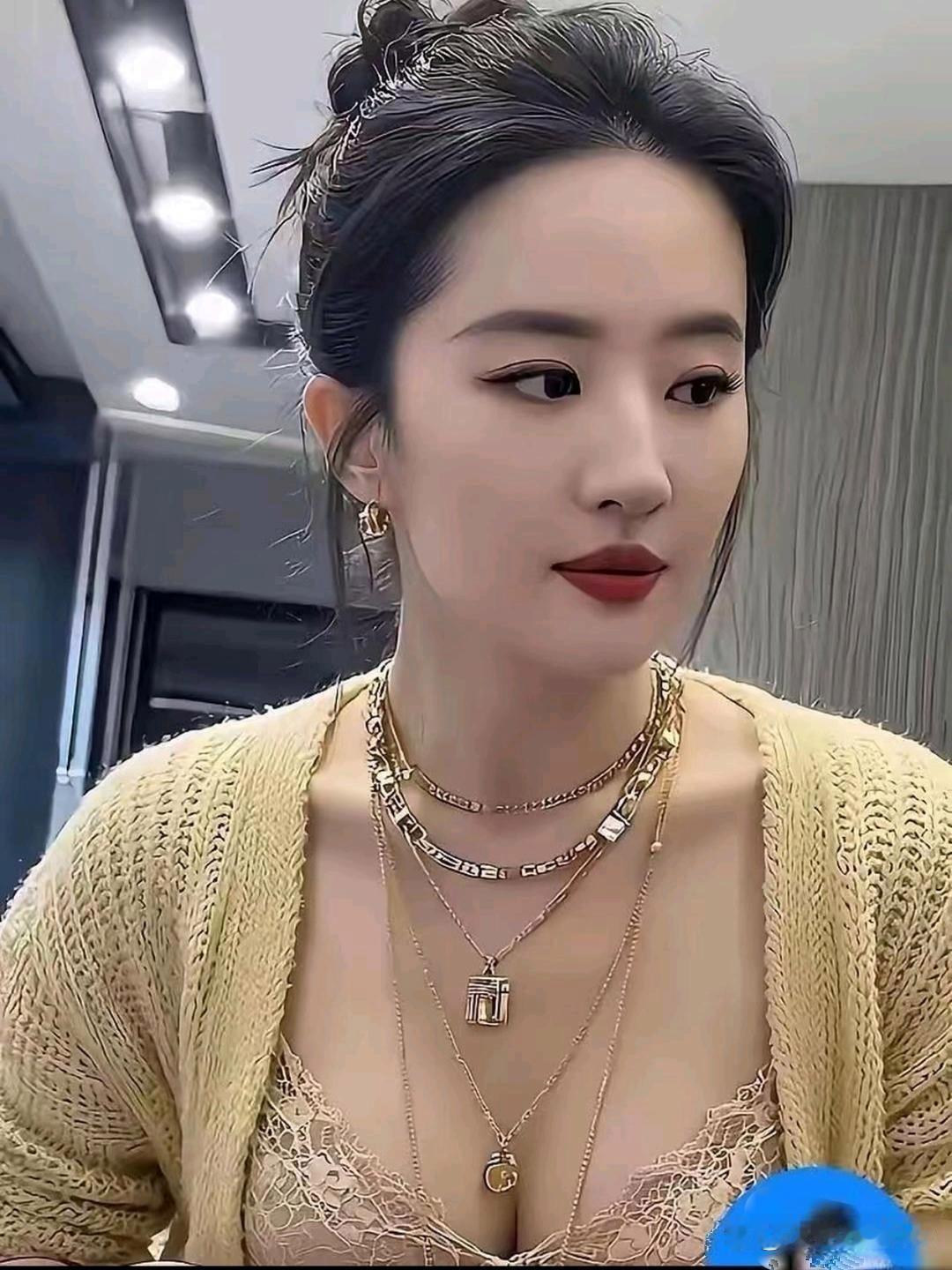 刘亦菲真的让人很奇怪，明明都快四十岁的人了，皮肤差、身材下垂、发福这些，不但一点