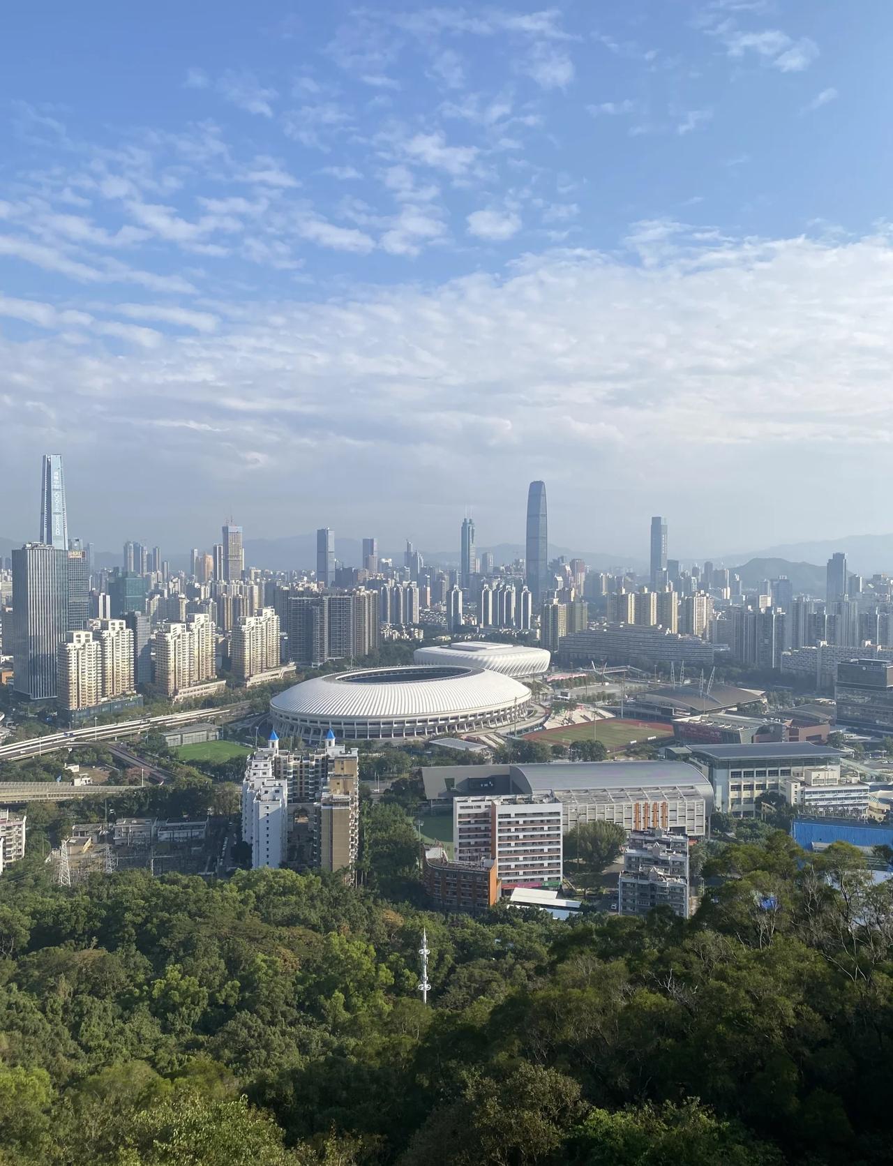 穿过商场穿过公园⛰️登上山顶看风景山下的体育馆及配套设施主体终于建成，从笔冠峰