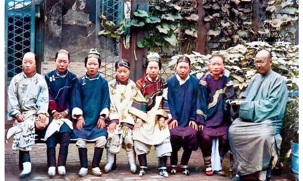 这是清末一位男子与他的七个妻妾的合影，这并非演戏，也不是电视剧里的演员，而是他们