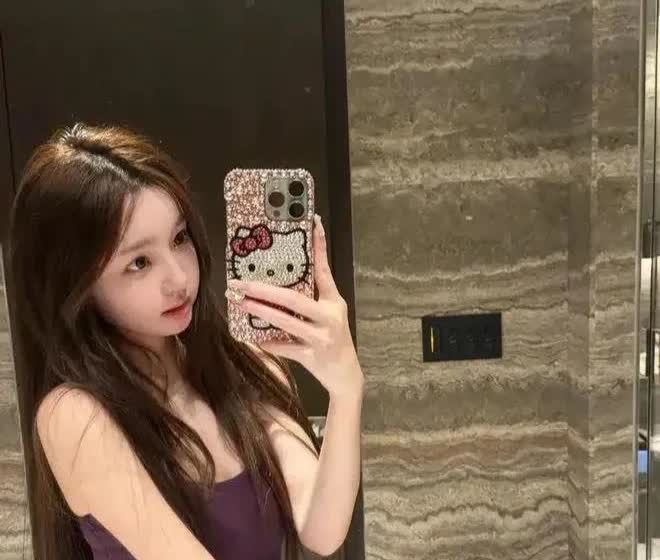 王思聪带懒懒去意大利旅行，一把伞倾斜给自己，爱与不爱很明显