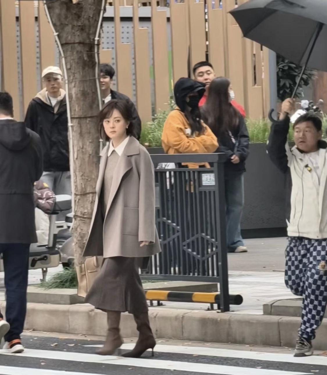 孙俪新剧造型真好看，也是越来越好起来了。孙俪的这一身穿搭很有秋天的氛围感。衣