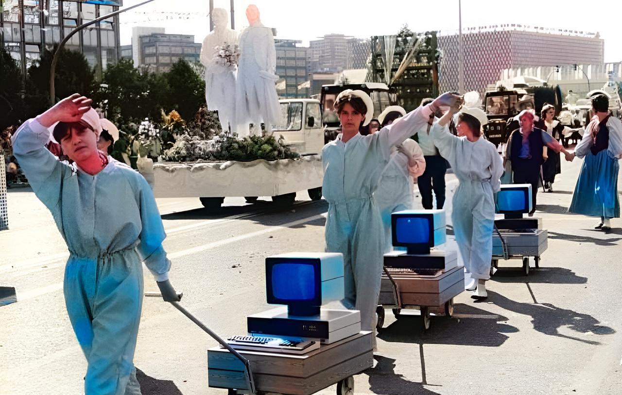 这是1987年7月4日，东德在进行大阅兵。在这次大阅兵中，东德有一项装备展示令人