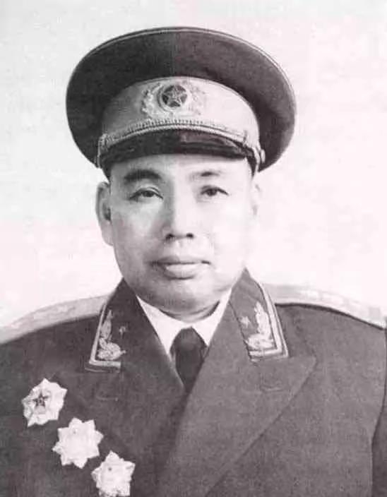 1955年，许世友喝得正高兴时，接到了北京打来的电话，他显得有些不悦，冷冷地说：