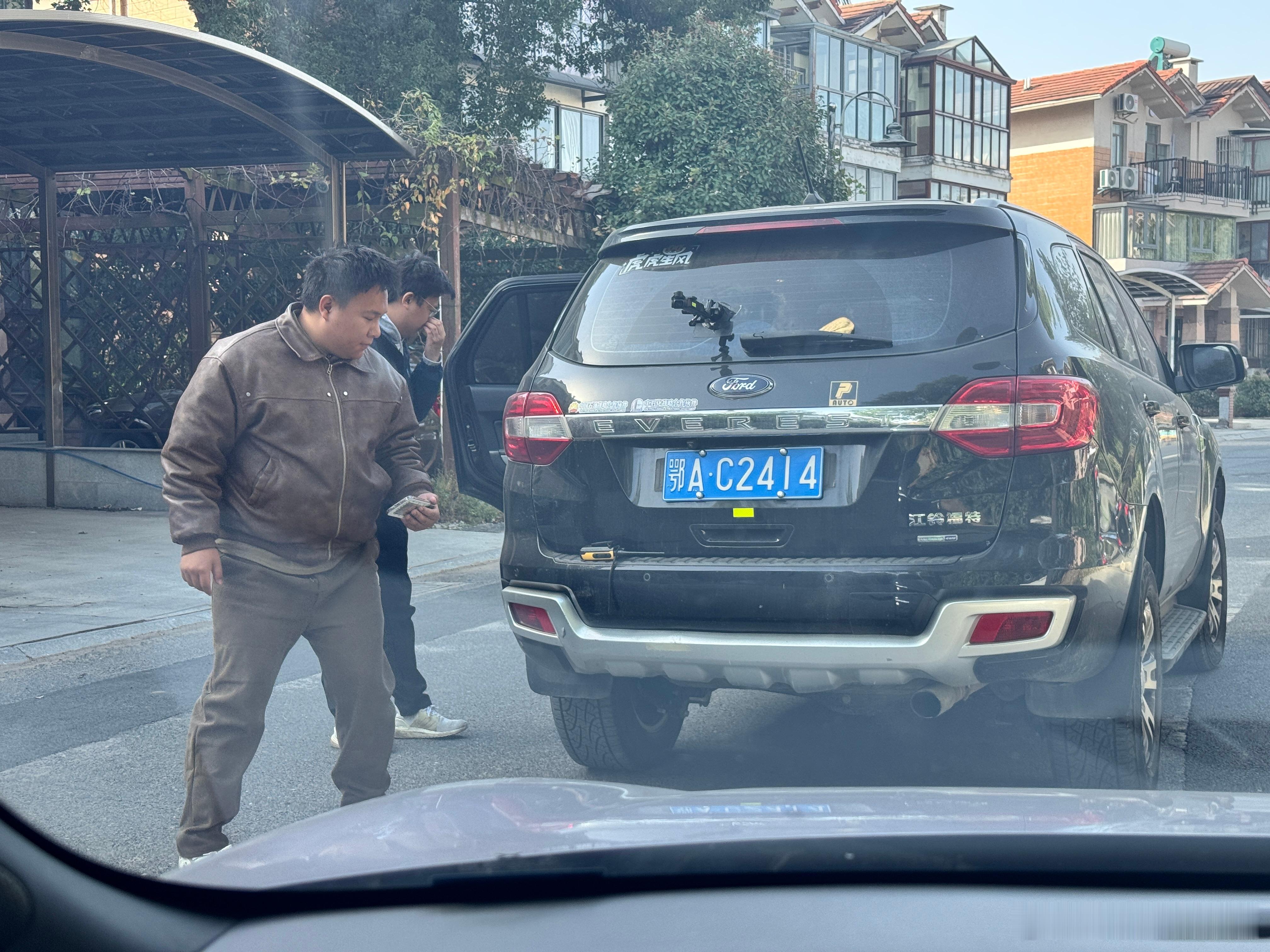 大哥二哥把对讲机放在门槛上，竟然开了两分钟没掉