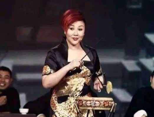 一次，成名后的郭麒麟打电话给亲生母亲：“妈妈我去接您回来吧！我现在有能力养活你了