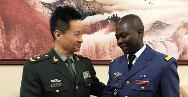 卢旺达其实很懂什么叫“见人下菜”，为了区别我们跟西方，他们曾搞了个“双轨制”，什