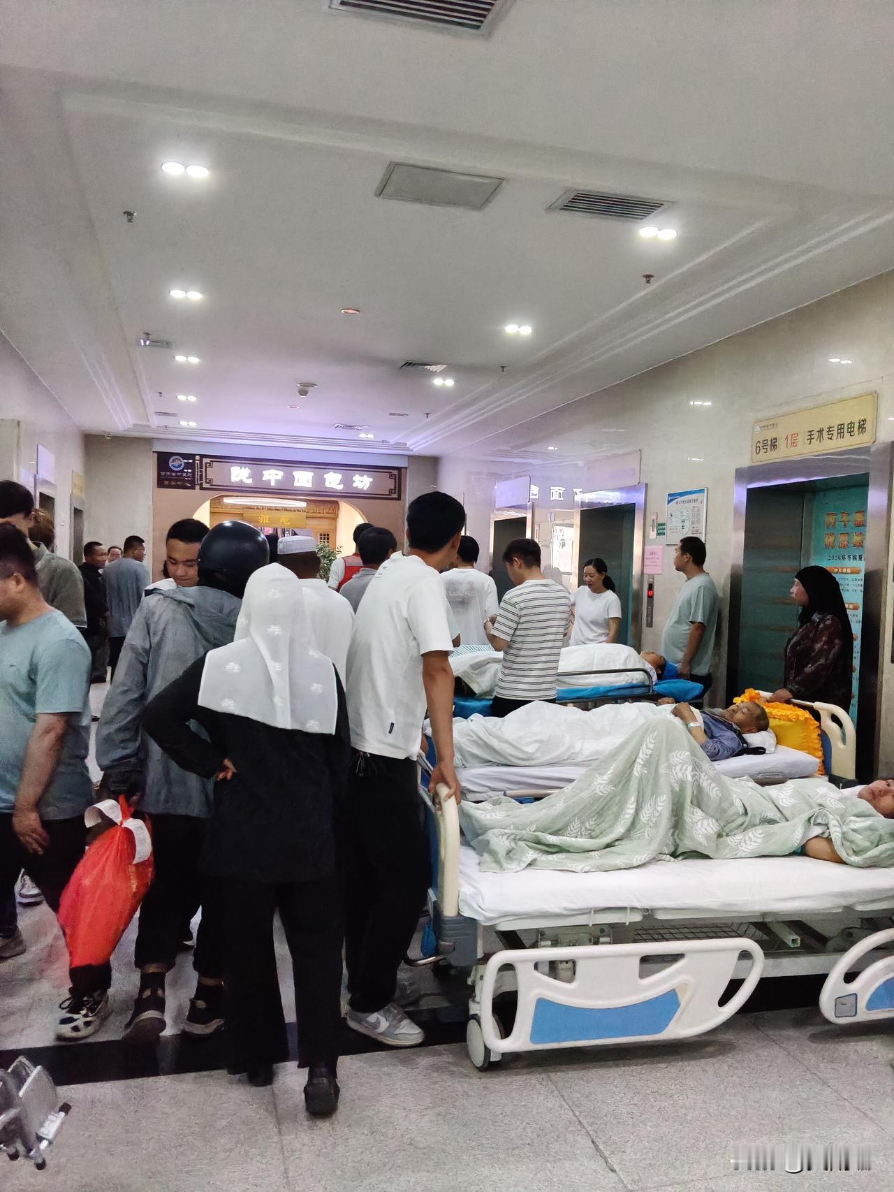 你们不知道吧？甘肃省中医院人竟然这么多。没想到全兰州市的人全部集中到这里就算