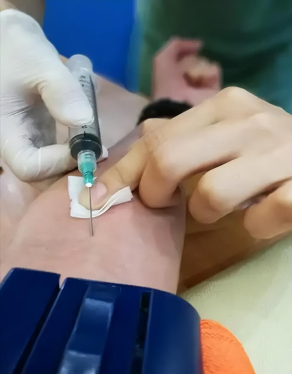 为什么中国青霉素直到现在都需要皮试，而外国少见？因为说白了，在中国打针过敏了，怪