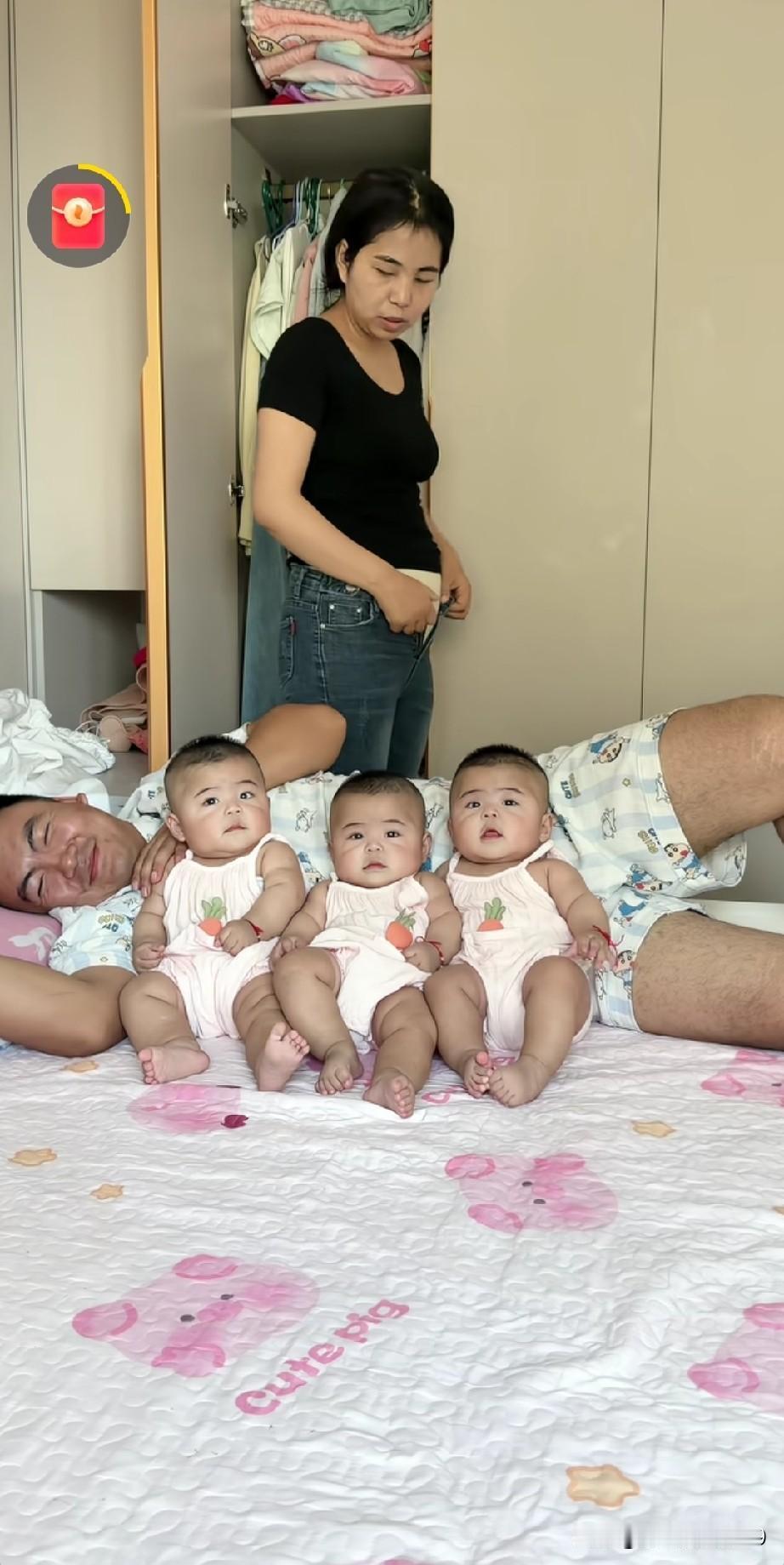 瞧这一幕，实在是让人忍俊不禁。一对夫妻生二胎，没想到迎来了三胞胎。三个小婴儿娇小