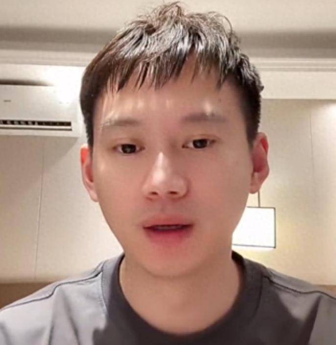 樊振东为啥要打全运会了？周雨直播说了实话！他直播时说：全运会是世界顶级赛事，