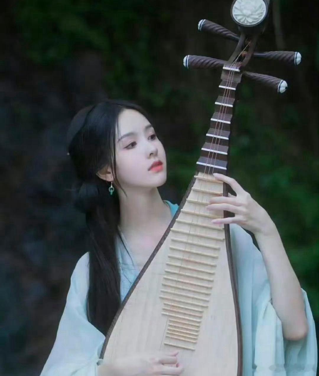 1、白鹿否认出演李清照的消息总算来了，不管是她家自己试水还是对家在试探，现在结果