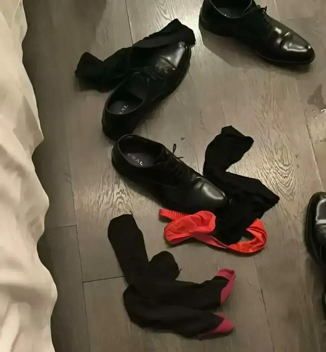 小鹿太太收到老公发来的“已睡”图，角落却冒出半瓶夜店洋酒、一只带纹身的手臂影子，