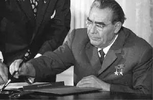 1964年10月，赫鲁晓夫被撤职，勃列日涅夫继任，我国抱着改善关系的想法，让周总