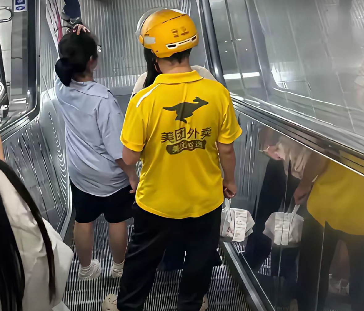 地铁上遇到的外卖小哥哥，这是谁点的外卖