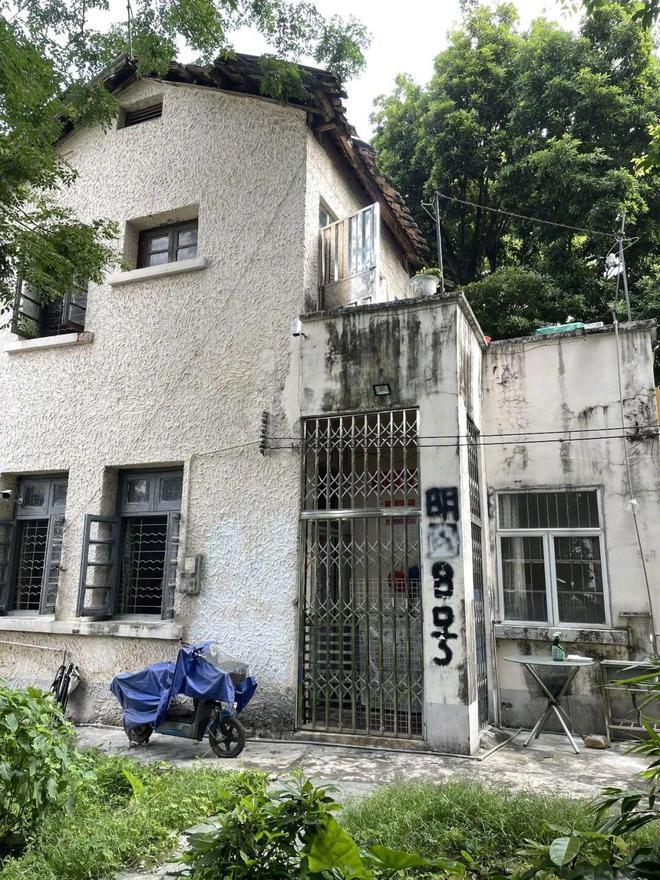 华侨祖屋险些被霸占 近日，在香港定居发展的黄女士找到记者，年过7旬的她...