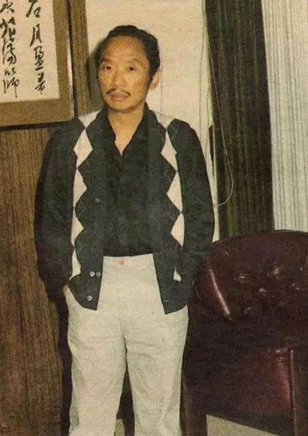 1980年，古龙邀请几个朋友来到著名的吟松阁喝酒，可酒过三巡，有个小混混来到古龙