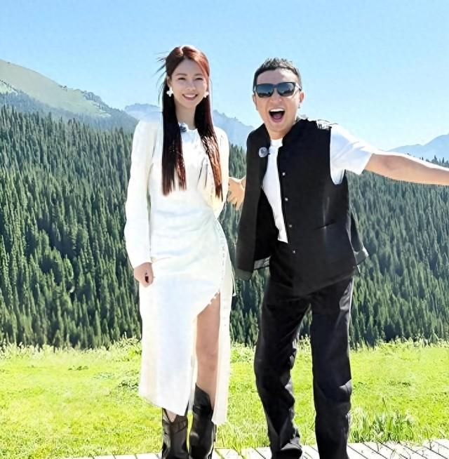 沈梦辰尼格买提和游天翼同框合影，没想到沈梦辰身高都赶上模特了沈梦辰站中间。左