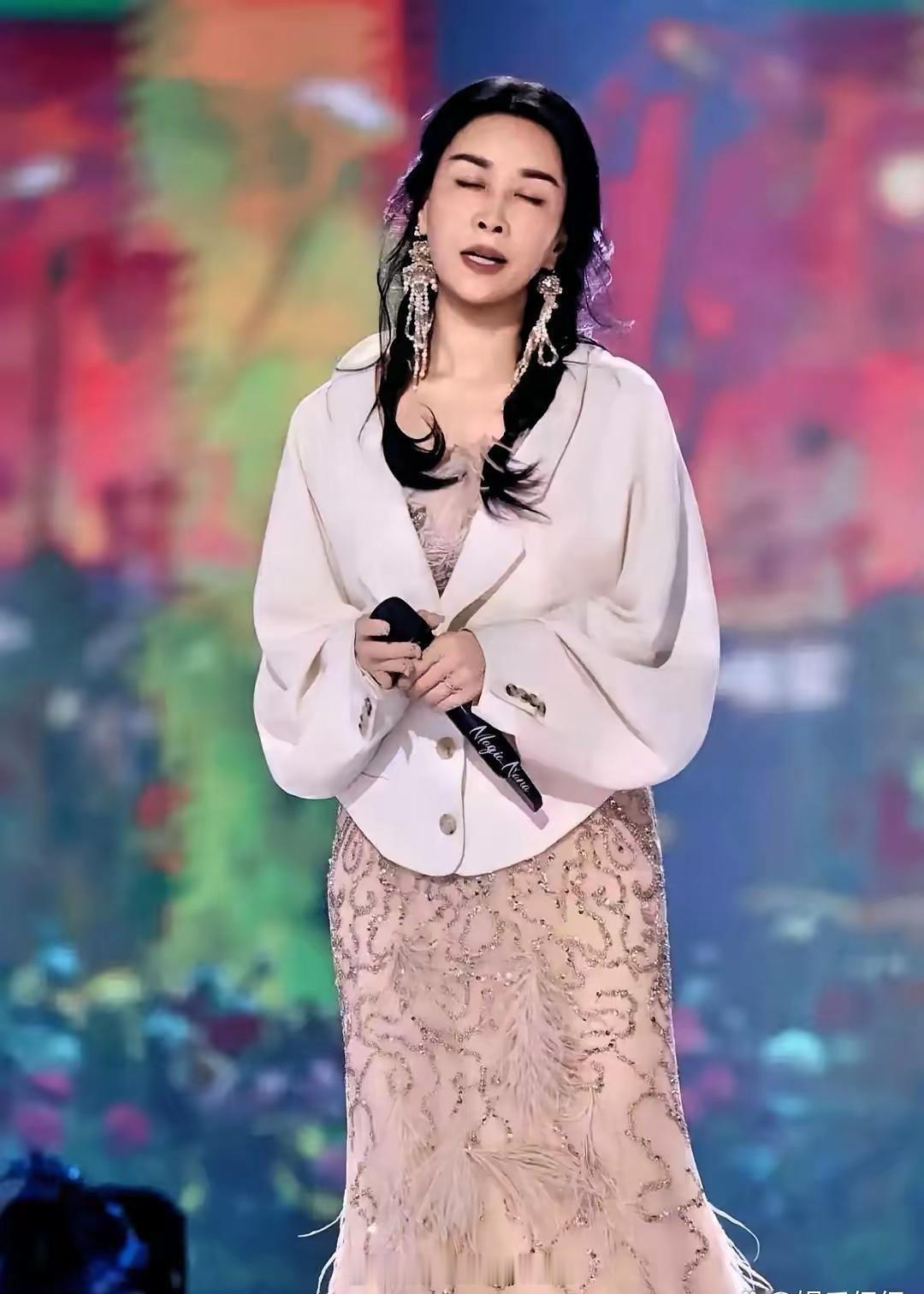 虽然是同类型，那英可比田震好看多了。