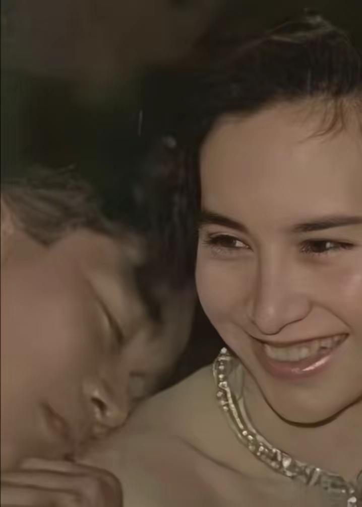 1981年，赌王千金何超琼和陈百强相识于TVB，两人始于颜值，钟于人品，却不能陷