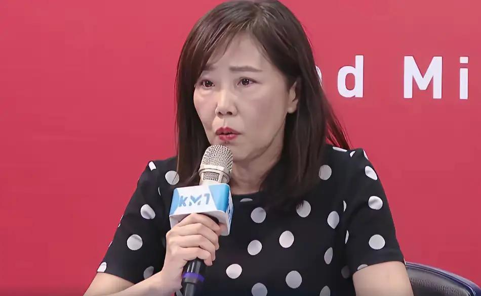 “三问”尹乃菁，你到底跟谁是“一伙”的？随同郑丽文访陆的尹乃菁，是国民党文传