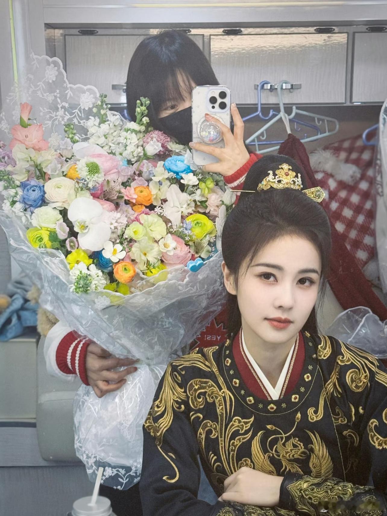 白鹿晒照给闺蜜庆生呵呵生日快乐🎂🎉🎈最好的友谊在身边！两个特别好的小女孩❤