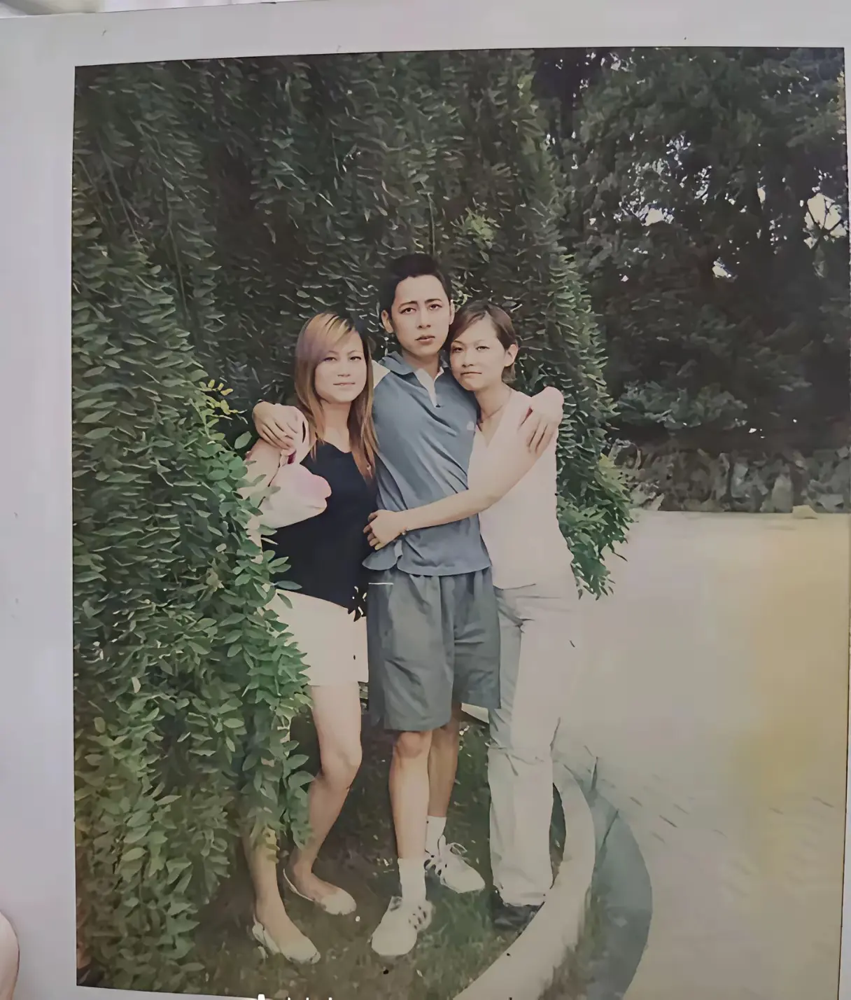 我爸说让我不要随便谈恋爱，左边这个不是我妈，右边那个也不是