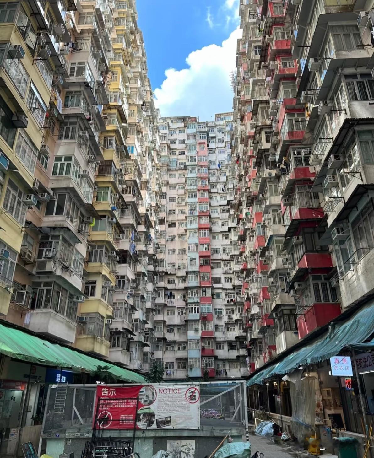 香港火灾新闻，心像被揪着疼熊熊烈火吞着房子，隔着屏幕都觉得窒息。有人慌着