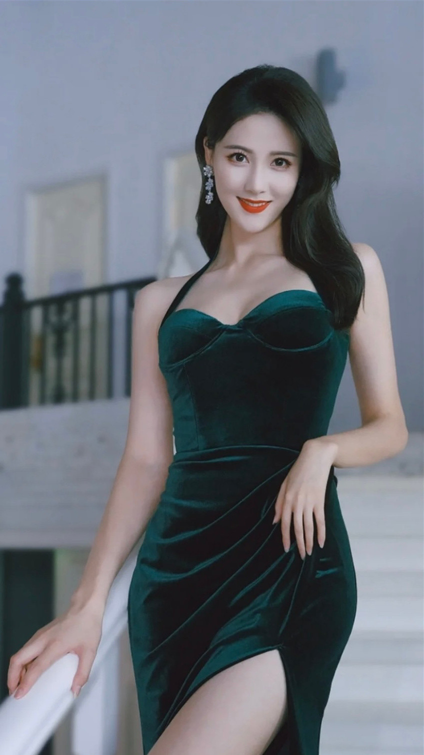 主持人李丹儿壁纸：墨绿丝绒抹胸长裙，纤美优雅​​​