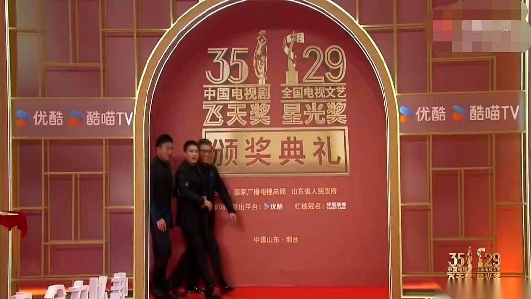 胡军和李乃文在第35届飞天奖红毯上一左一右架着欧豪入场。欧豪全程顺从配合，签完字还由着李乃文顺手收走