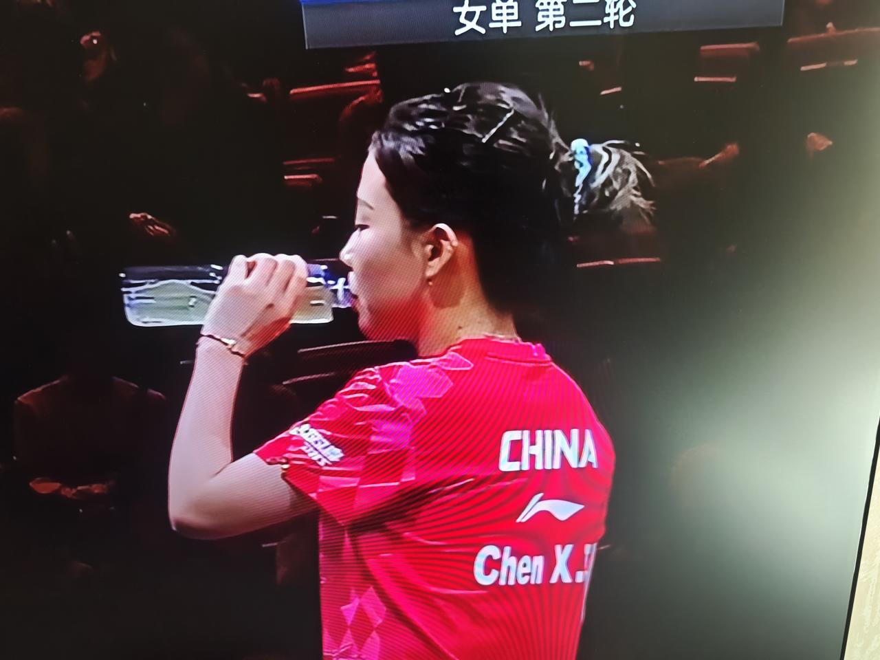 看陈幸同打球最轻松陈幸同上场总是迈着四平八稳的步子，不慌不忙，不急不躁