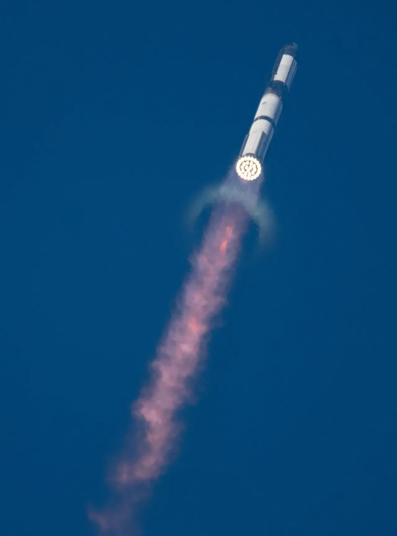 美国SpaceX的星舰系统刚搞完第九次试飞，结果又炸了，成了非洲上空一场昂贵的“