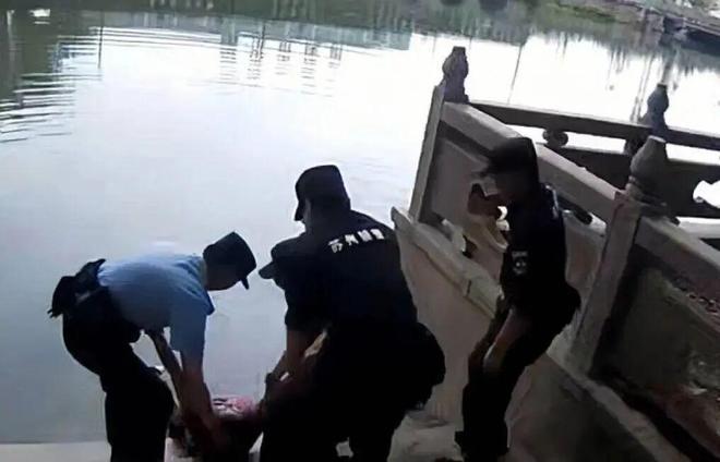 江苏，50多岁女子脱鞋下河台阶蹚水消暑，却不慎一脚踩空跌入水下断层深水区。不会游